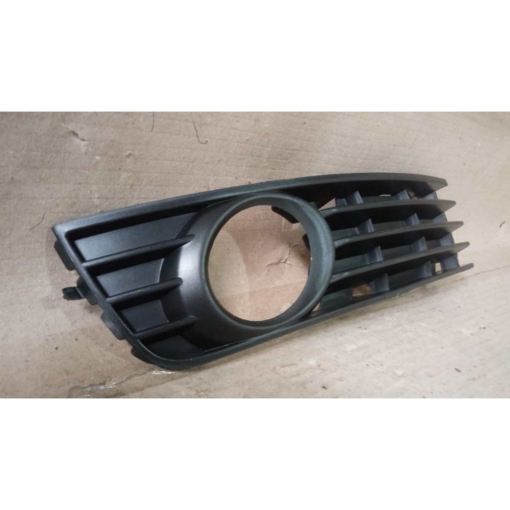 Grade Moldura milha Audi A4 2002 2003 2004 DIREITA (( PASSAGEIRO )) c/ furo de milha PRETA