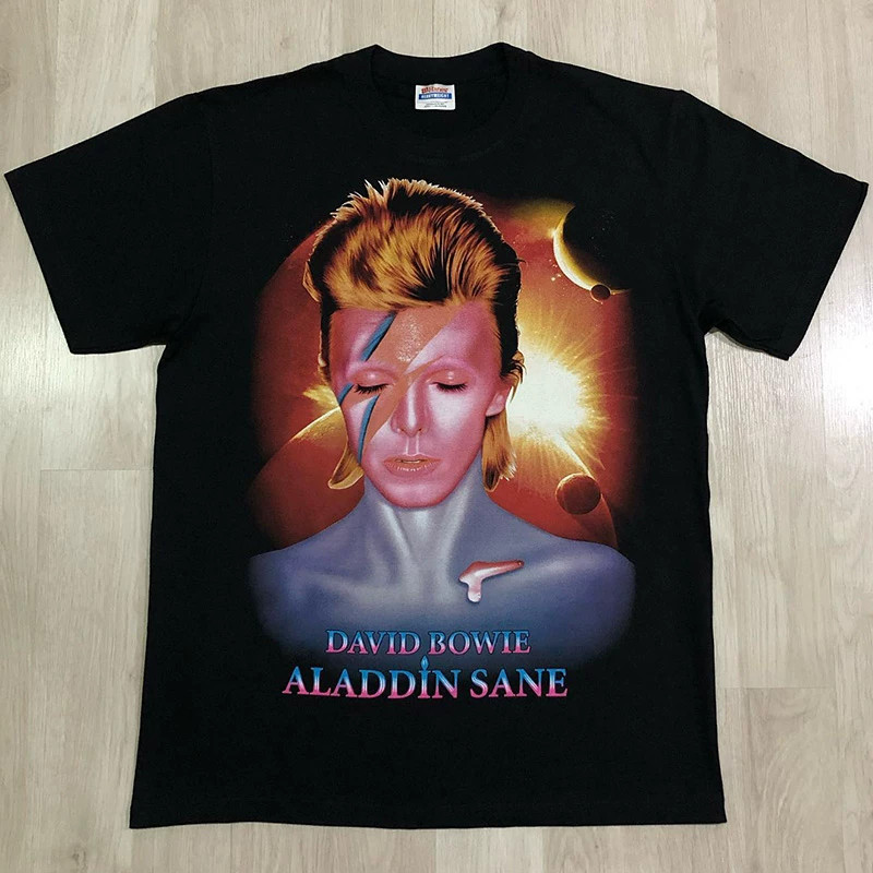 2026 Camiseta Preta Unisex, Design com Imagem de David Bowie e Letras "DAVID BOWIE" e "ALADDIN SANE", Moda Pop - Art.
