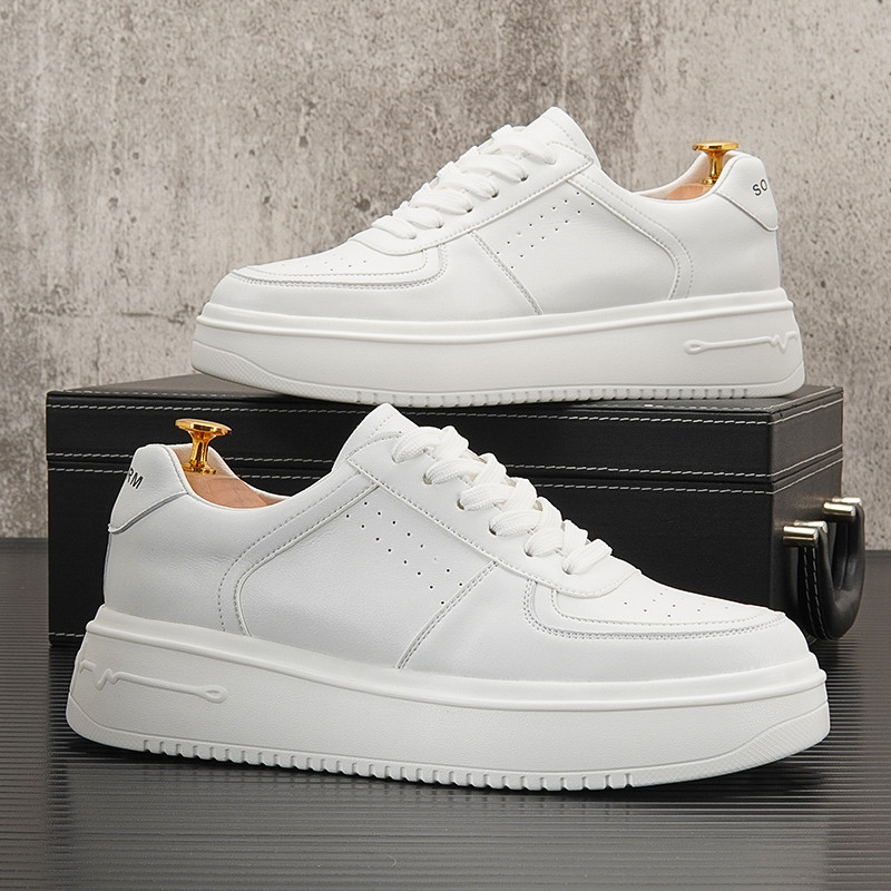 Sapatos brancos de aumento interno masculino 2026 primavera novos sapatos casuais sapatos da moda masculina tênis de sol