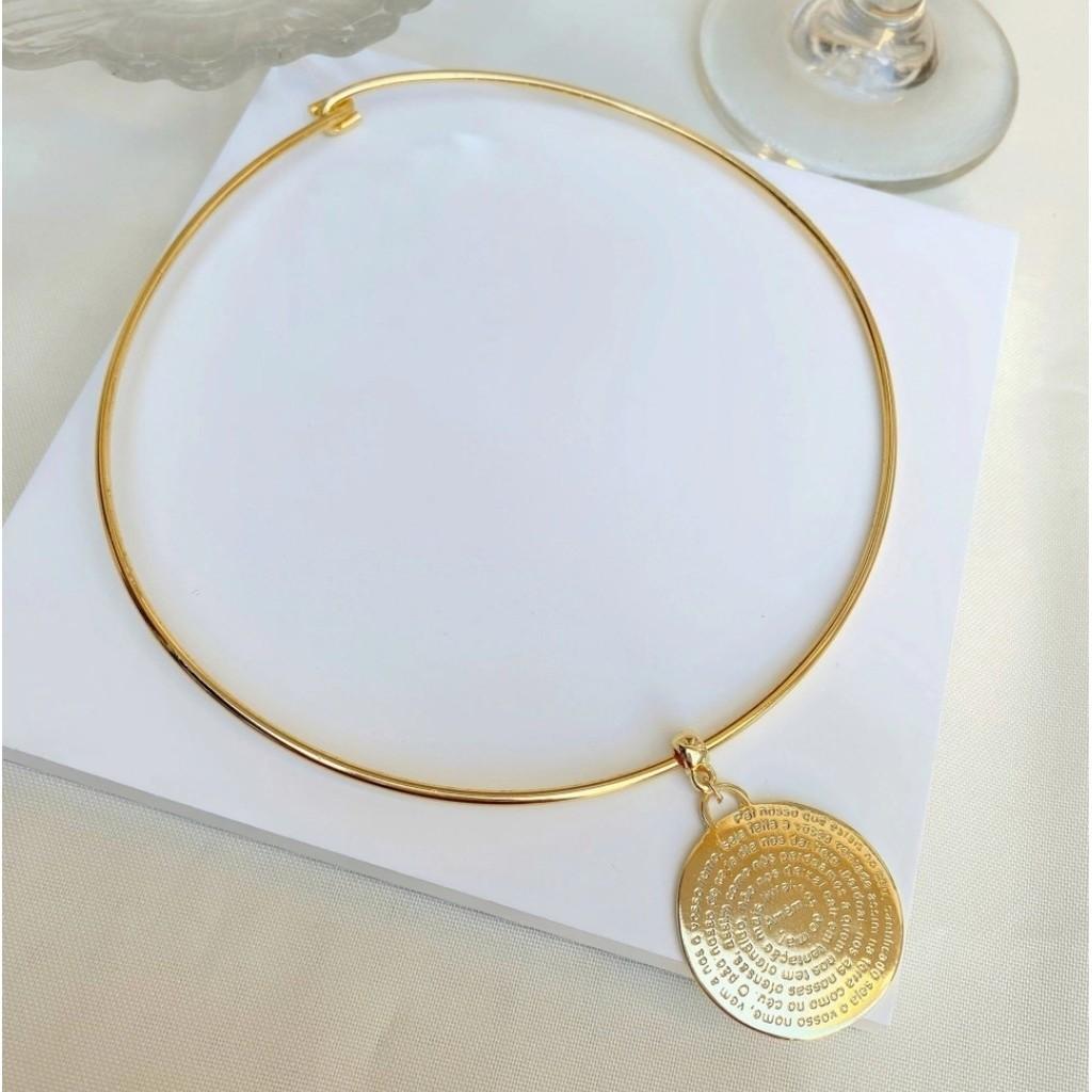 Colar Choker Feminino Religioso Elo Aro Rigido Fino Liso com Pingente Medalha Redonda Oração Pai Nosso Folheado Ouro