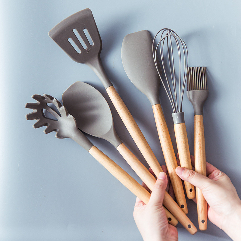 Utensílios de cozinha de Silicone estilo japonês Conjunto de utensílios de cozinha domésticos com cabo de madeira Espátu