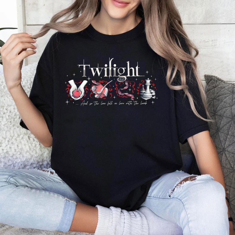 Camiseta Feminina Estampa Twilight "And So The Lion Fell In Love With The Lamb" T-shirt Filme Envio Imediato