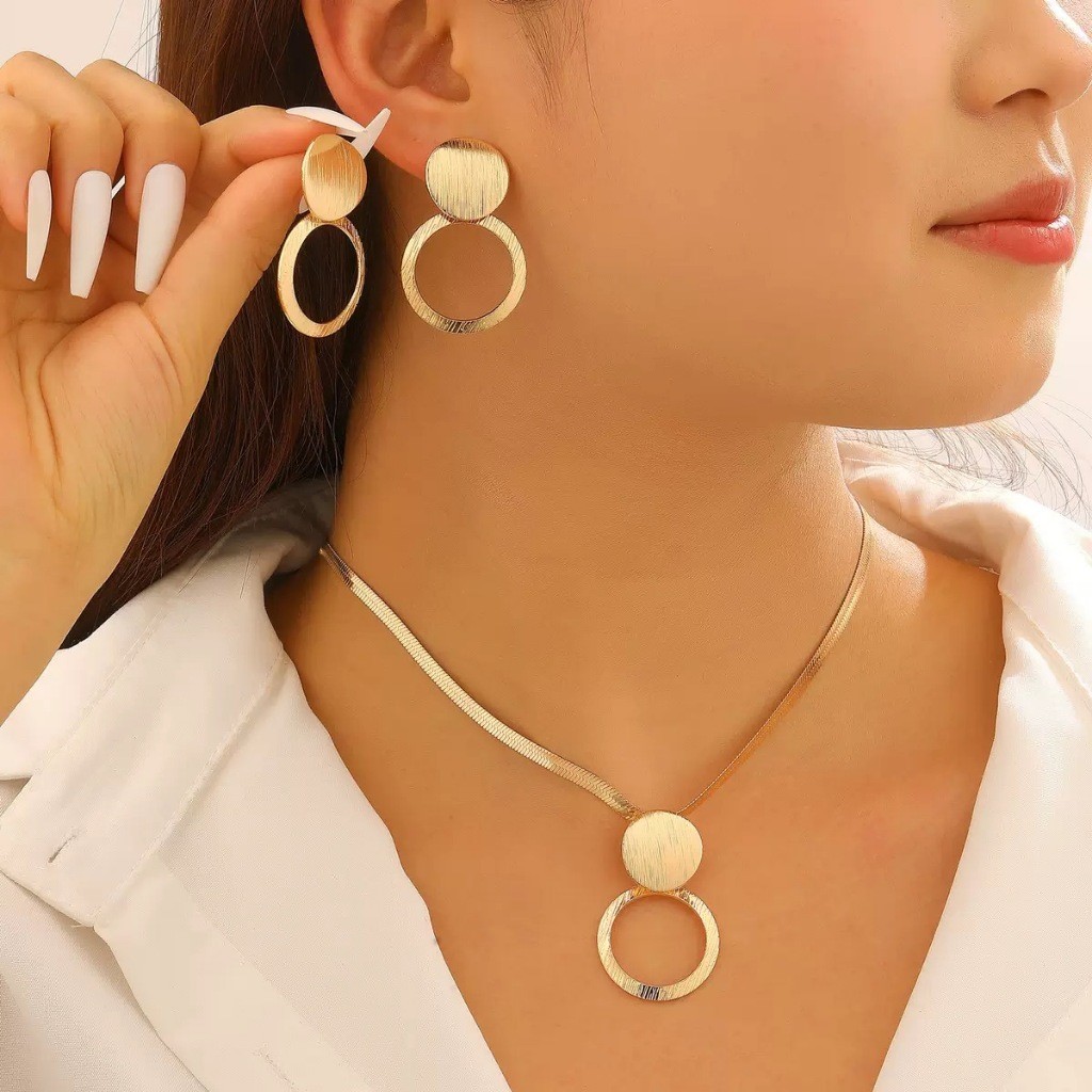 Kit colar e brincos círculo geométrico design moderno elegante banhado Ouro 18K e Prata925