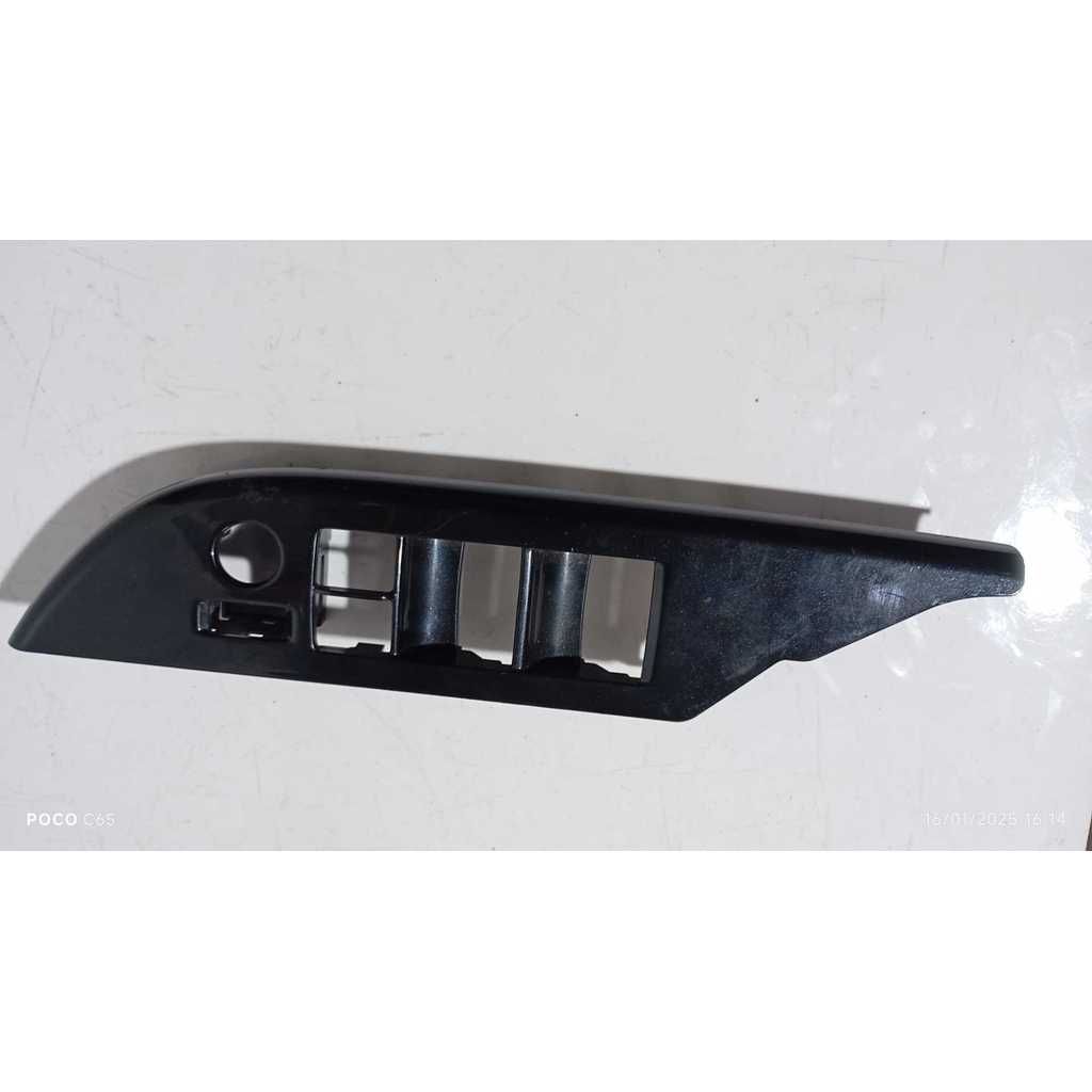 Moldura do botão de vidro dianteiro esquerdo  Hilux 16/20