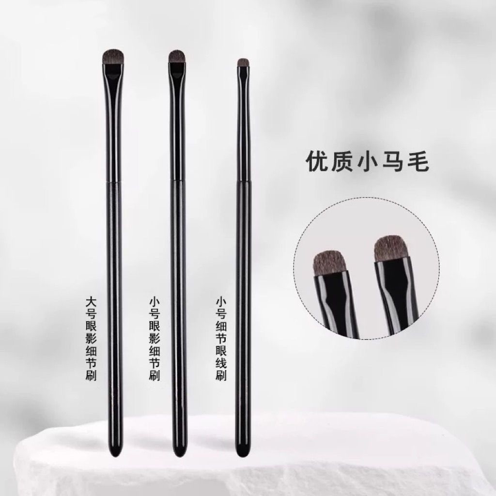 Pincel de bicho-da-seda deitado, cabeça plana, pálpebra para baixo, para iluminar os detalhes dos olhos, cabelo de pônei