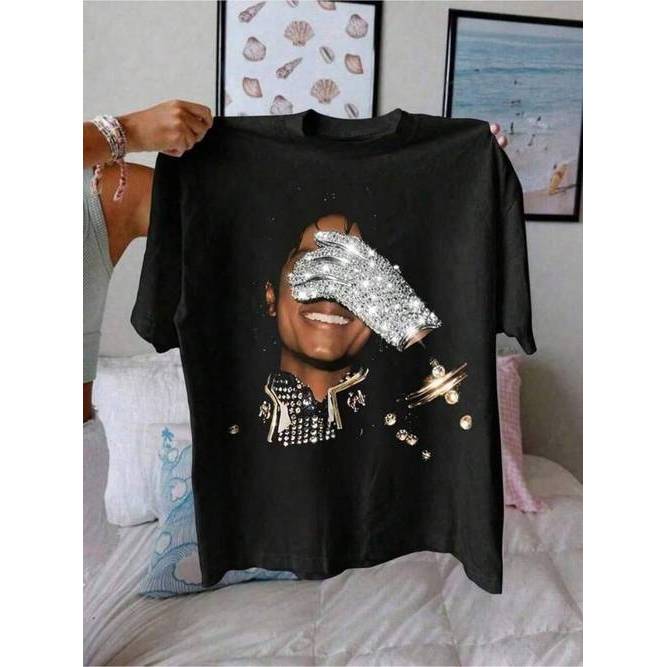 Camiseta Feminina Rosto Freddie Mãos Brilhantes Estrelas Rock Moderna Estilosa Confortável Casual