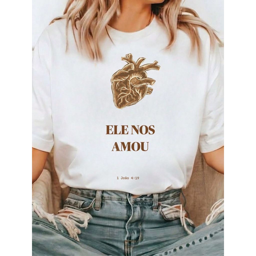 Camiseta Feminina Cristã Ele Nos Amou 1 João 4:19 – T-Shirt Branca Estampada 100% Algodão Manga Curta Lançamento 