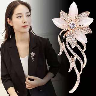 Broche de cristal feminino moda atmosférica Cardigan pino lenço de seda fivela decote Anti-reflexo acessórios xale senho