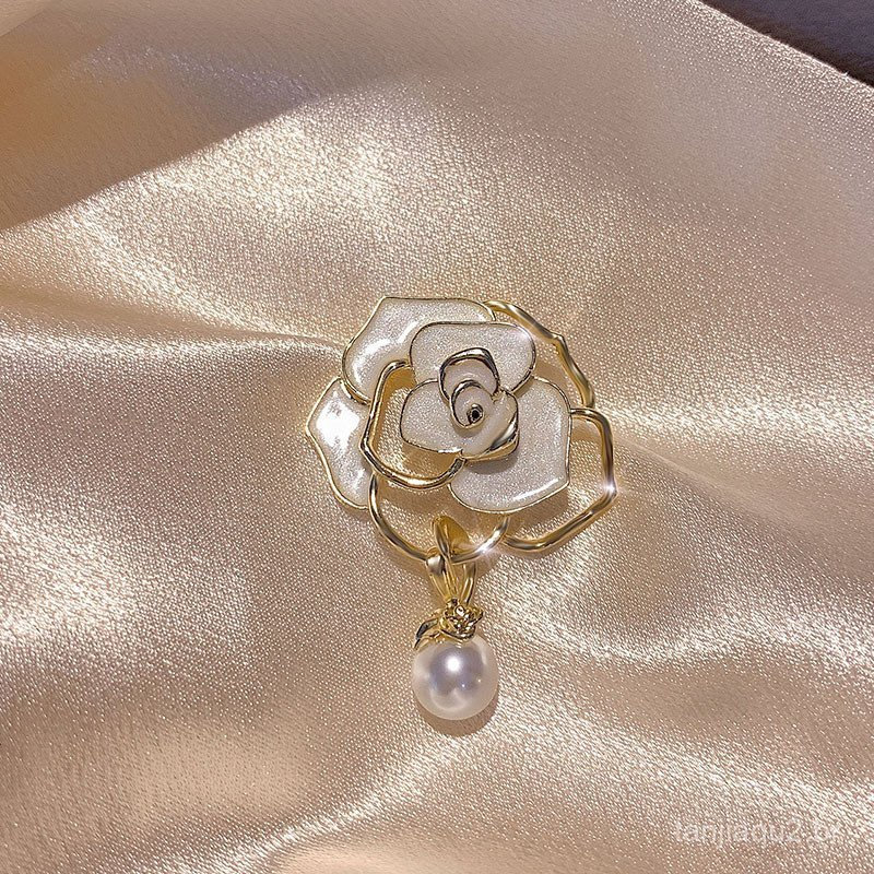 Broche de camélia de outono, um acessório único para vestuário, um corsage fixo de nicho com design sofisticado, um broc