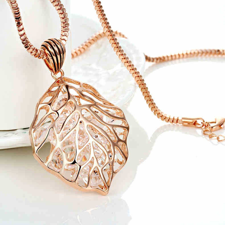 Colar longo feminino, com um clássico pingente em forma de folha vazada/joia/presente para uma namorada.