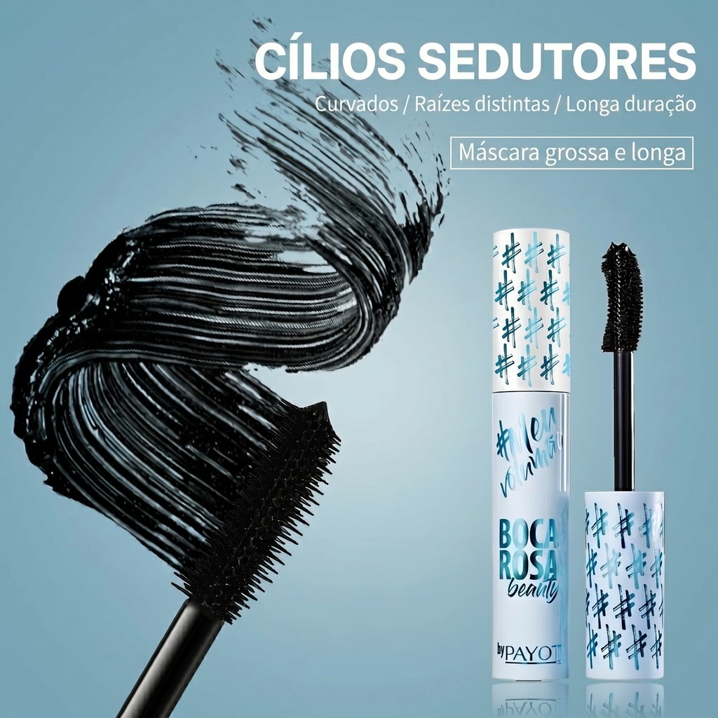 Embalagem da máscara de cílios Boca Rosa by Payot na cor azul e branca ao lado do aplicador com textura de rímel preto em destaque.