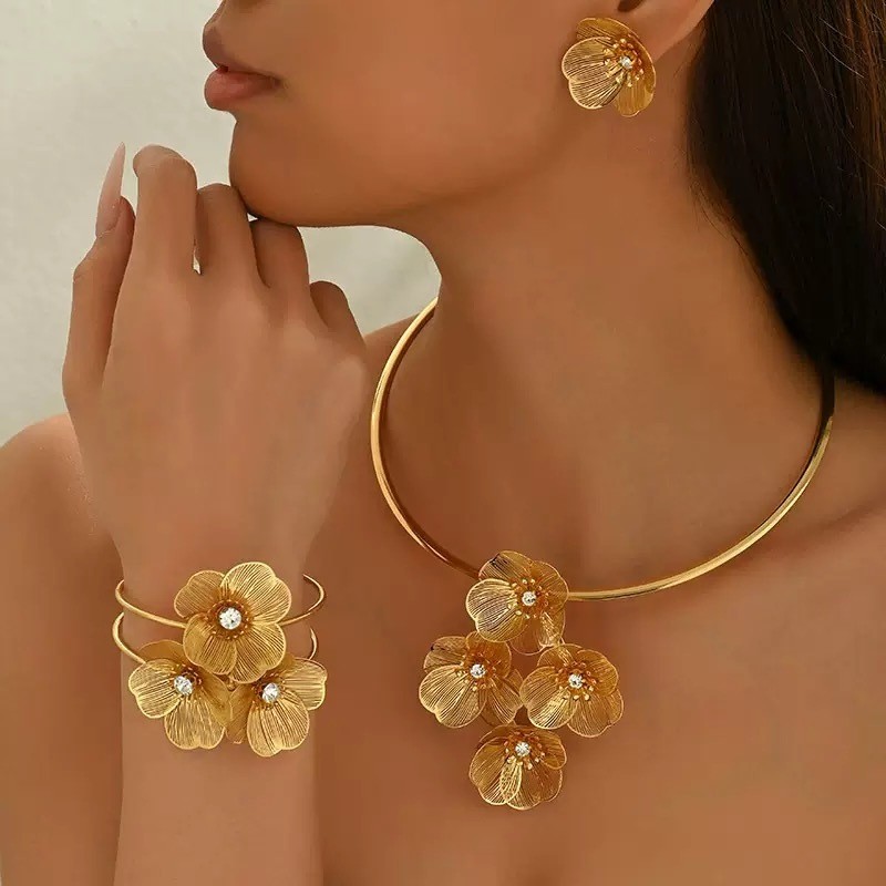 Conjunto colar bracelete e brincos flor marcante estilo sofisticado banhado Ouro 18K e Prata925
