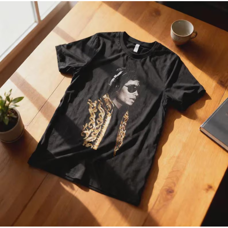Camiseta Masculina Feminina Oversized Estampa Michael Jackson Com Óculos e Roupa Dourada T-shirt Streetwear Vintage