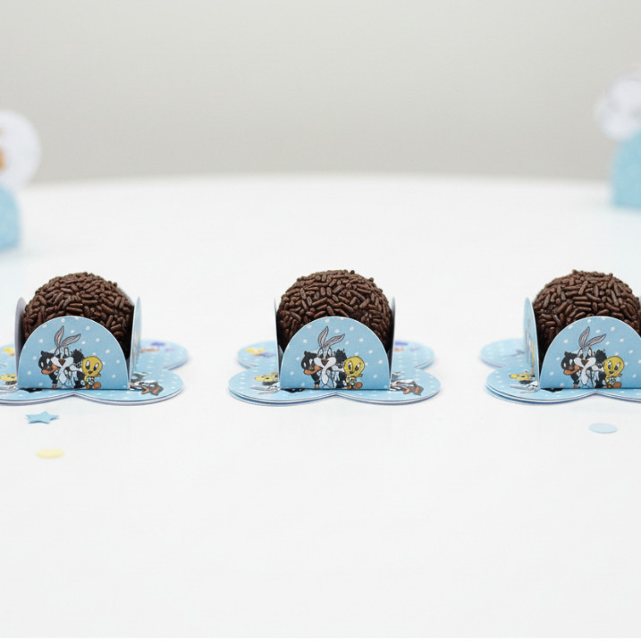 100 Forminhas Docinho 4 Pétalas Baby Looney Tunes Azul Para Festas Aniversário Eventos Doces Confeitaria Brigadeiro Rosa