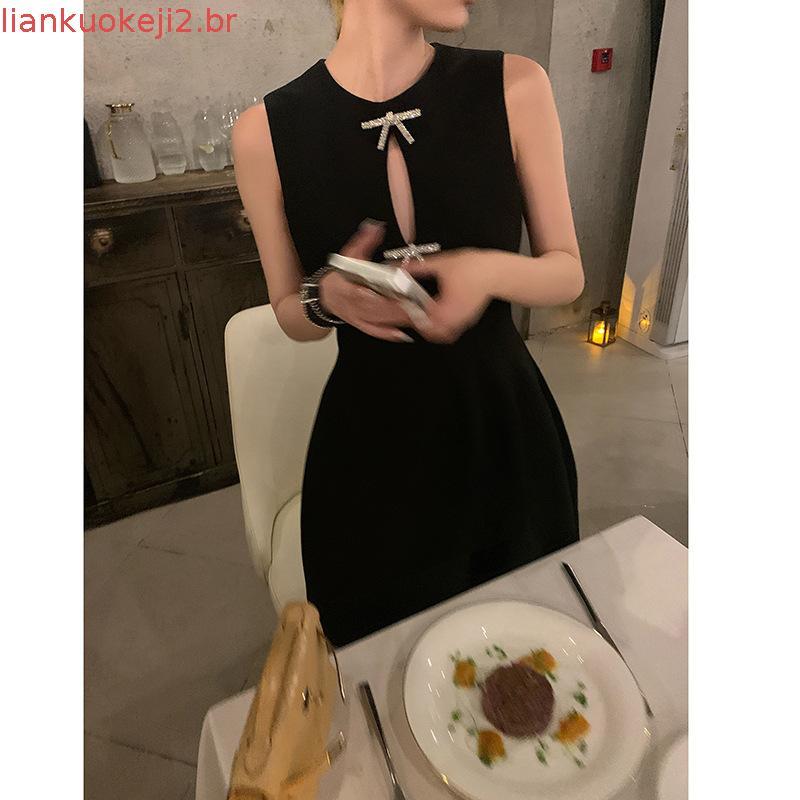 Tecido de alfaiataria de designer, cintura marcada, detalhes vazados, laço de strass, vestido sem mangas, saia curta em 