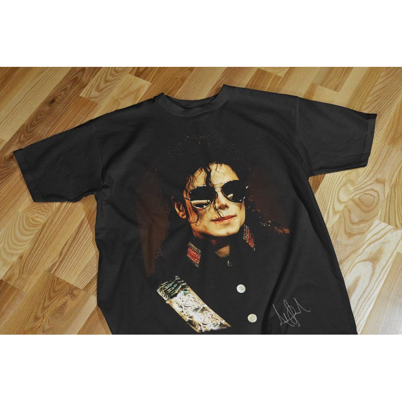 Camiseta Masculina Feminina Oversized Estampa Michael Jackson Retrato com Óculos Assinatura Streetwear T-shirt Rei