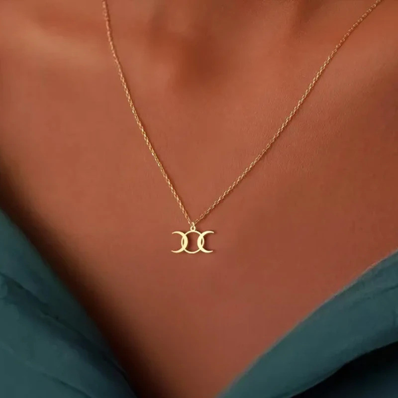 Colar Deusa da Lua Tripla Banhado a Ouro 14k em Aço Inoxidável, Pingente Fases da Lua Wicca, Símbolo de Poder Feminino,