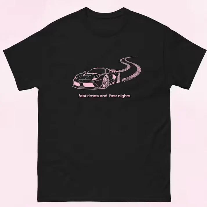Camiseta Premium Sabrina Carpenter Fast Times Car Camisa 100% Algodão