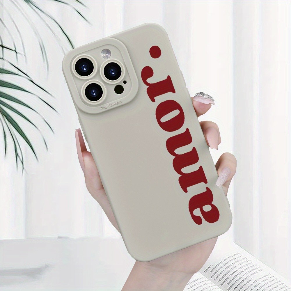 Com a palavra "Love" em vermelho vivo, está disponível para os iPhones das séries 16, 15, 14, 13, 12 e 11.