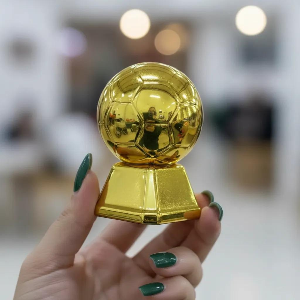 Kit 6-24 Mini Trofeus Lembrancinhas Bola de Futebol Ouro 8x5cm Decoração Festa Copa do Mundo