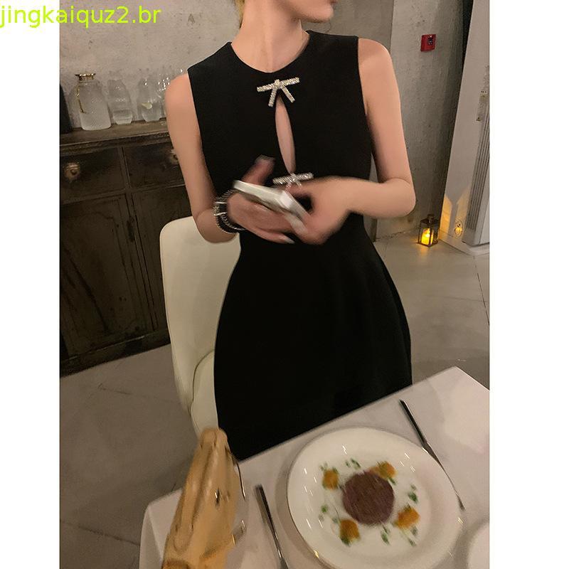 Tecido de alfaiataria de designer, cintura marcada, detalhes vazados, laço de strass, vestido sem mangas, saia curta em 
