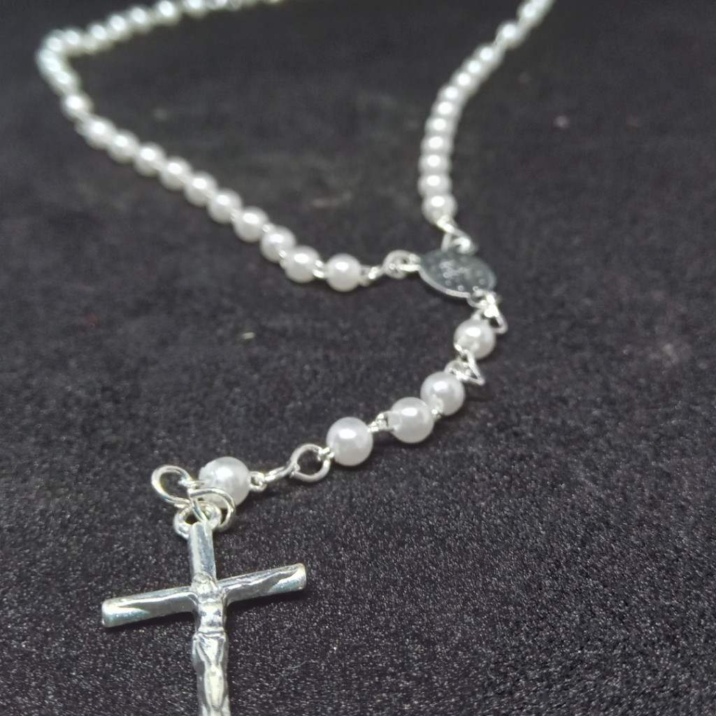Cruz com Cordão Pequeno de Perola - Belíssimo
