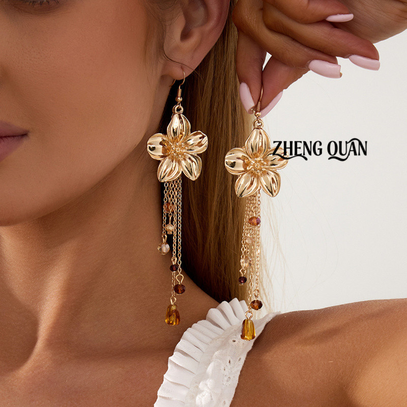 Elegantes Brincos Pendentes Dourados com Detalhes Florais e Pérolas de Âmbar, com Longa Franja e Efeito Emagrecedor