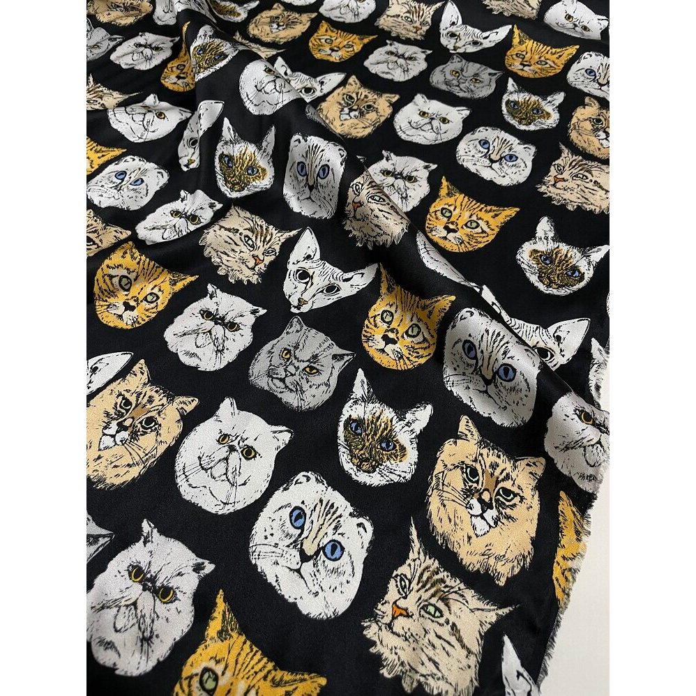 Tecido largo de seda amoreira seda estiramento cetim fundo preto desenho animado gato estampa vestido de seda pesado tec