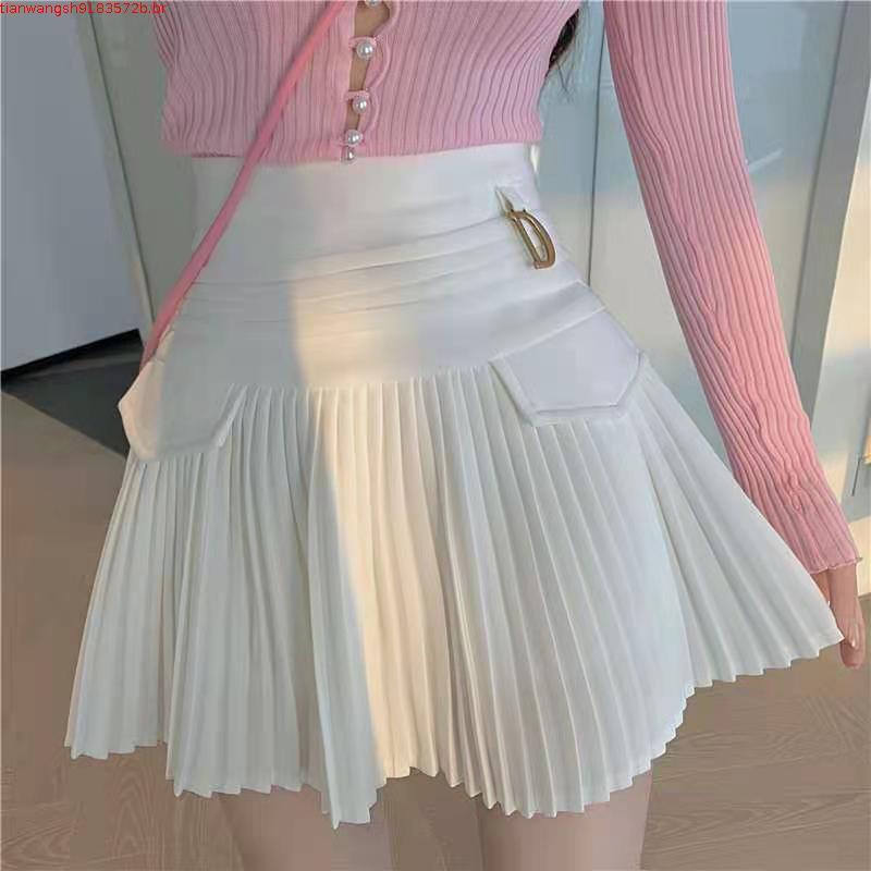 Saia Plissada Branca Sexy Casual Slim para Mulheres Universitárias, Cintura Alta, Mini, com Detalhe de Letra D Metálica,