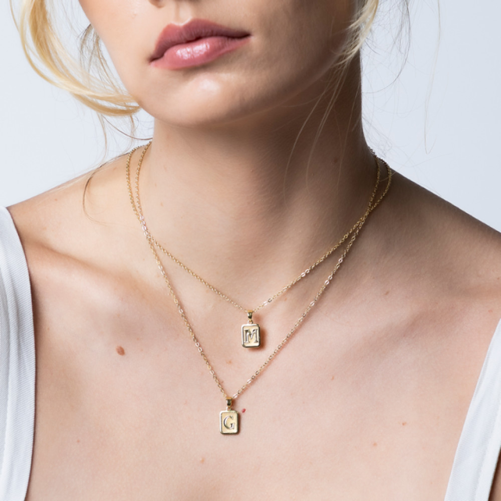 Pingente Letra Inicial Placa Delicada Banhado | Feminino | Banhado Ouro 18K | Antialérgico | Semijoia | LABRILHO Joias