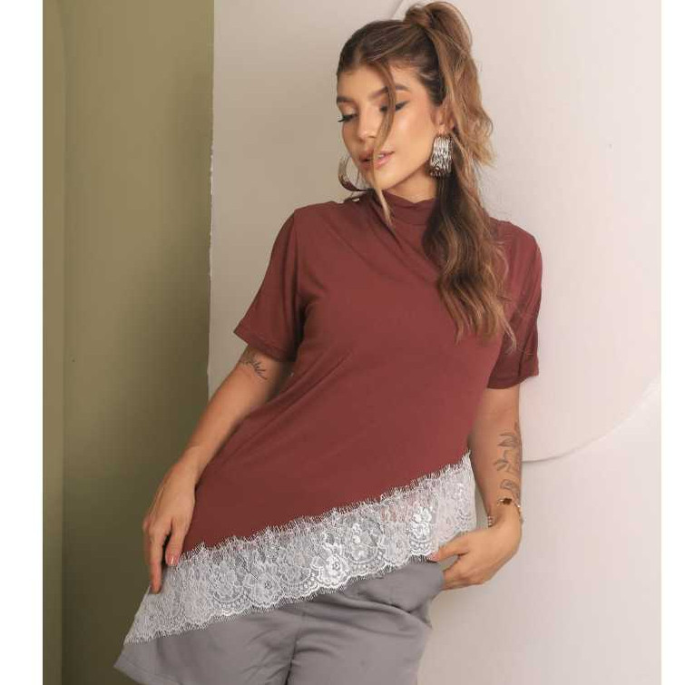 Blusa Feminina com Renda Assimétrica Modelo Over Elegante Versátil e Confortável.