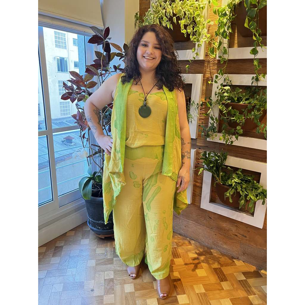Pantalona assimétrica mostarda tye die plus size