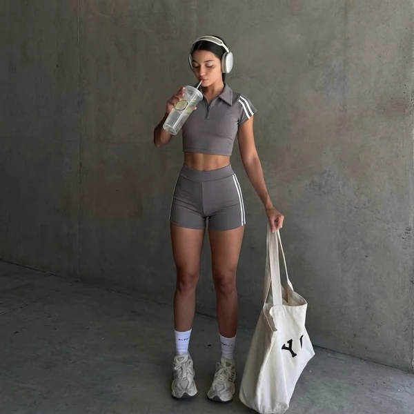 Conjuntinho Feminino Moda Fitness Curto Com Listras Laterais E Gola Alta Tecido Suplex Premium Ziper