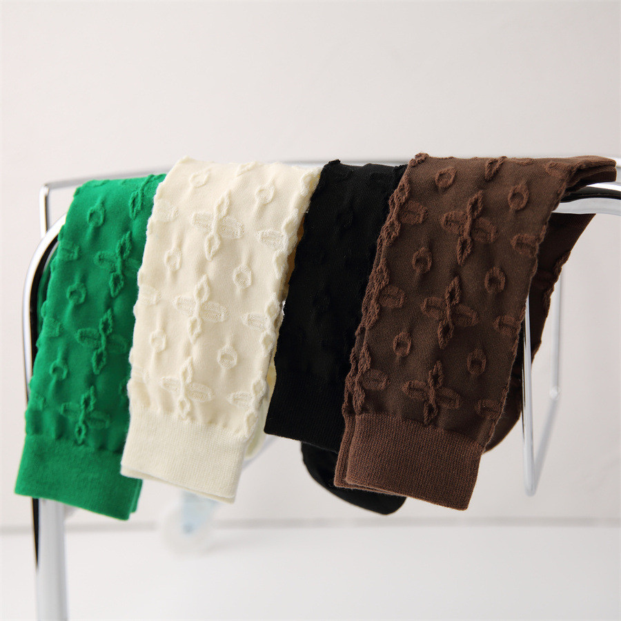 Primavera verão meias femininas meias verdes ins na moda meias de tubo médio tridimensional padrão escuro cruz flor meia