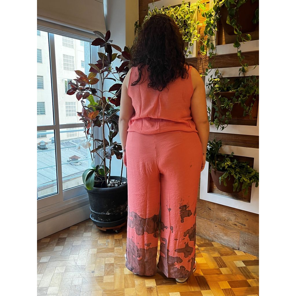 Pantalona assimétrica salmão tye die plus size