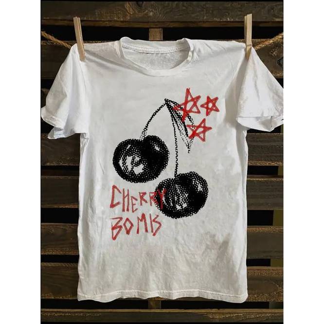 Camiseta Punk Rock Banda Cherry Bomb Estrelas Letra Iônica Feminina Oversized Confortável Linda Estilosa Casual