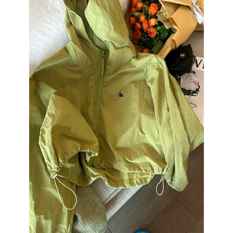 Roupas femininas de treze linhas Guangzhou ~ Roupas leves com capuz e protetor solar Jaqueta feminina estilo curto pode