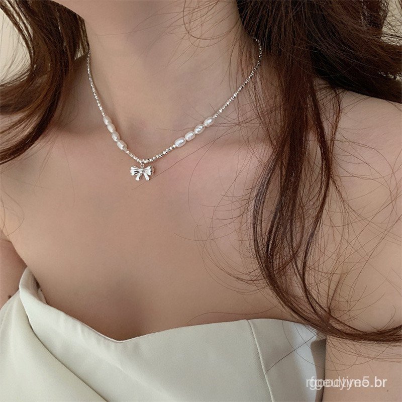 Colar feminino de pérolas de água doce, com laço de metal banhado a prata, estilo vintage de nicho, versátil e único.