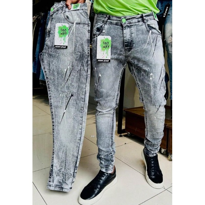 Calça Jeans Masculina Estilosa em Denim com Estampa e Respingos de Tinta e Bolsos Funcionais Cinza