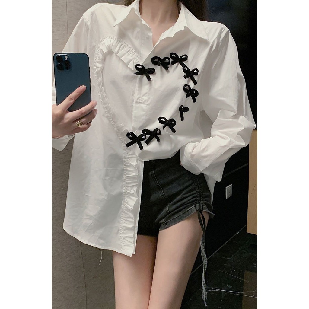 Arco amor coração camisa branca feminina início da primavera 2022 Design nicho camisa chique doce quente menina topo