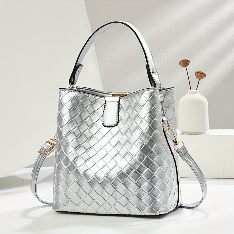 Esta nova bolsa feminina brilhante é uma elegante bolsa de mão com design antiderrapante e rebites na parte inferior. É 