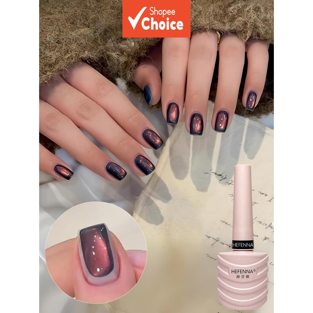 Esmalte em gel com efeito olho de gato ao entardecer, gel de unha com acabamento acetinado e pérolas de vidro