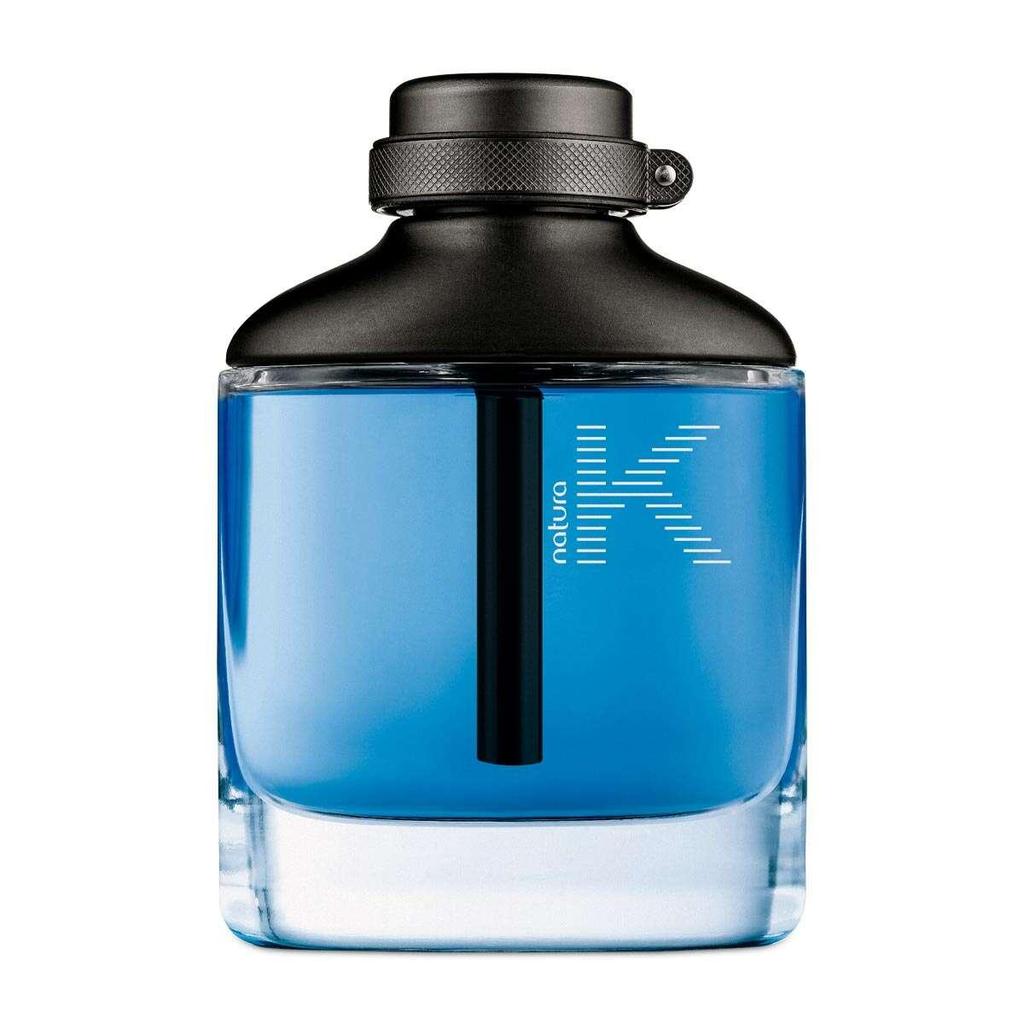 Frasco de vidro do perfume Natura Kaiak K Masculino com líquido azul, tampa preta e tampa com detalhe metálico