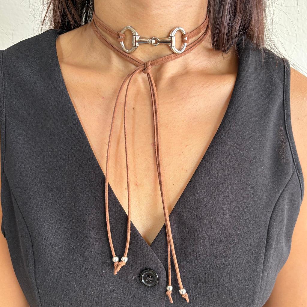 Colar country choker bridão prateado longo inspiração Ana Castela