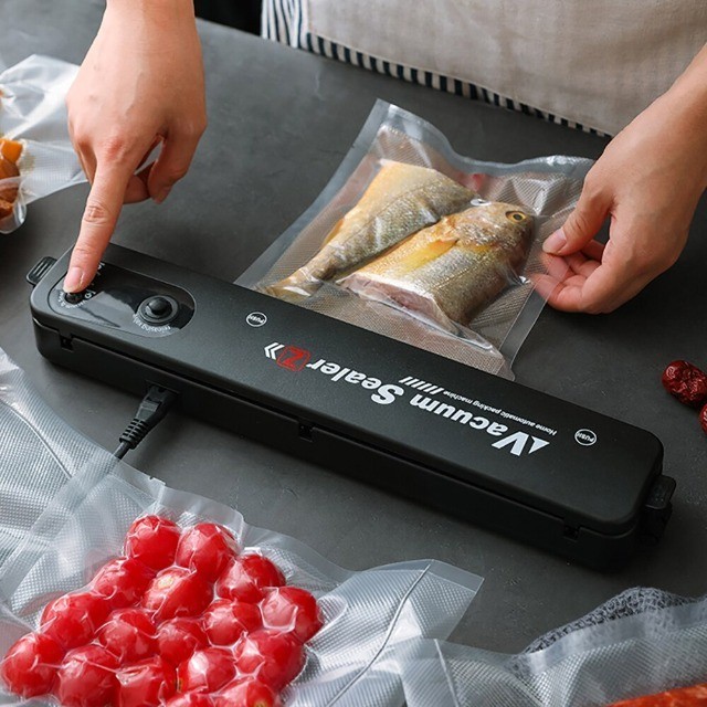 Seladora a vácuo e kit de sacos a vácuo para armazenar alimentos domésticos.