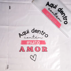 Kit 50 ou 100 Sacolas Plásticas 30x40 Tranparente “Aqui Dentro Contém Muito Amor”