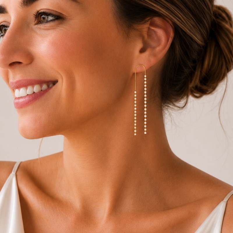 Brinco Longo Elegante de Strass Dourado Leve - Semijóia Brilho ideal para Festa Formatura Casamento