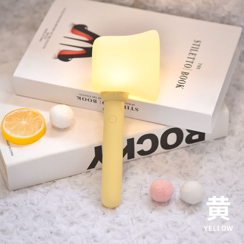 [Estoque pronto] Estrela luminosa luz noturna portátil agitando luz de machado que muda de cor bonito martelo infantil l