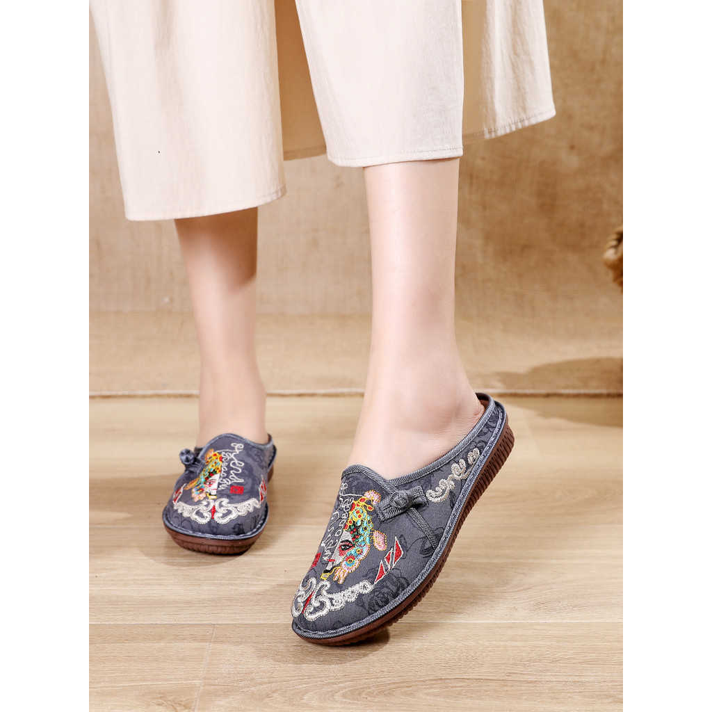 Estilo étnico sapatos bordados femininos desgaste exterior velho pequim sapatos de pano feminino preguiçoso mãe sapatos
