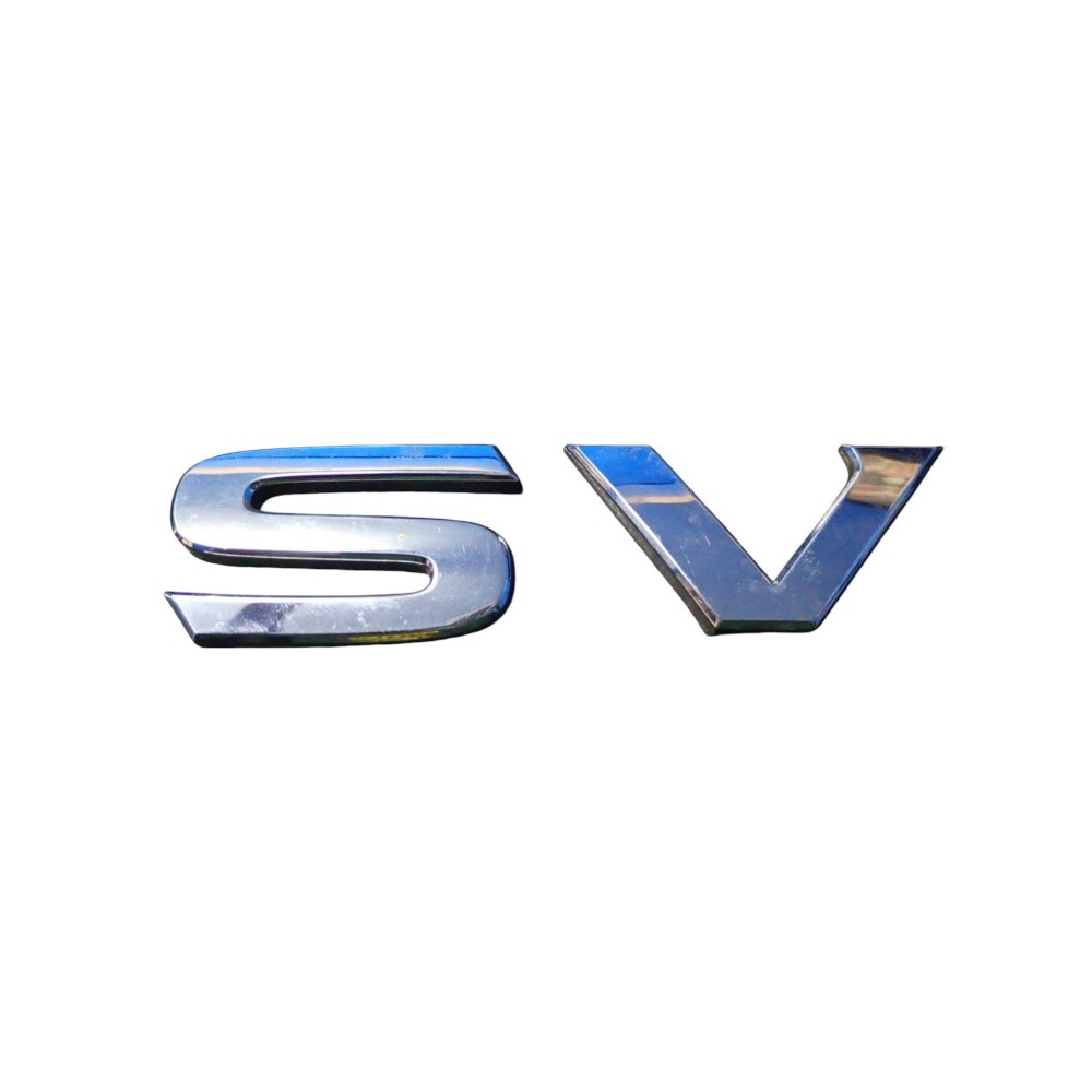 Emblema Sv Tampa Traseira Nissan Versa 2011/2012 Prata